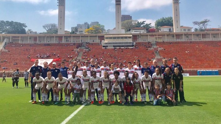 Foto do time do São Paulo no Pacaembu