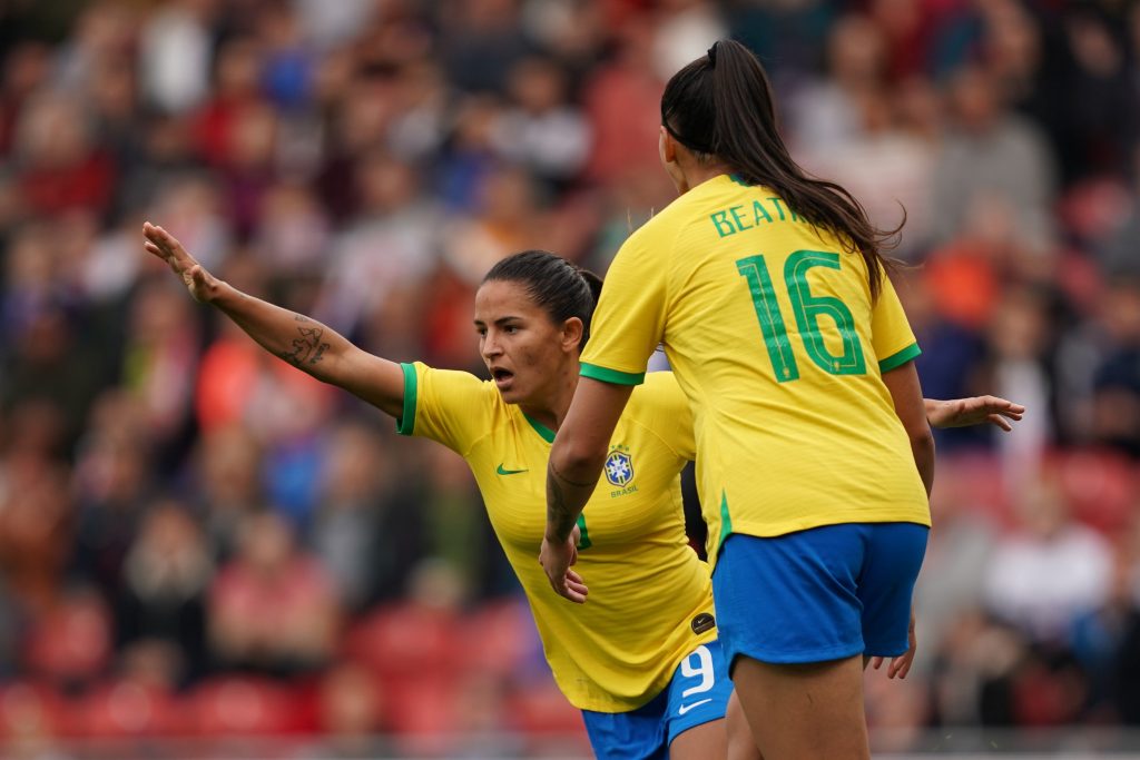 Debinha faz dois e Brasil vence a Inglaterra em jogo amistoso