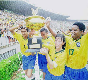 Foto da Seleção Brasileira comemorando o Sul-americano de 95