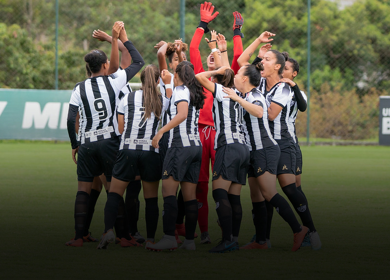 Equipe de futebol feminino do Atlético Mineiro reunida do meio do campo