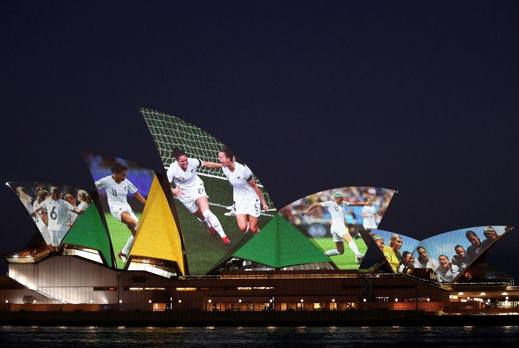 Foto da ópera de Sidney com imagens da seleção australiana projetadas nela