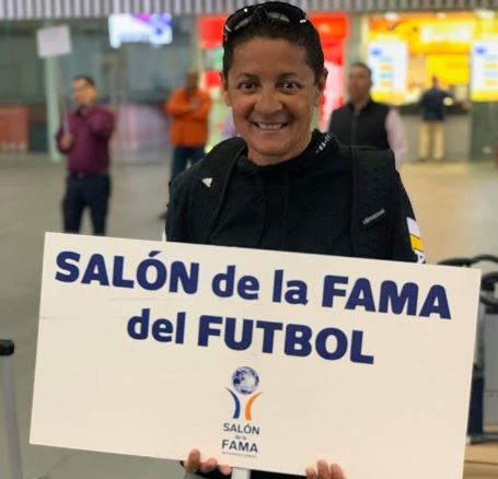 Sissi atualmente segurando o cartaz de "Salón de la Fama del Futbol"