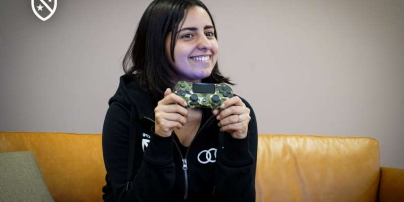 Teca segurando o console do playstation