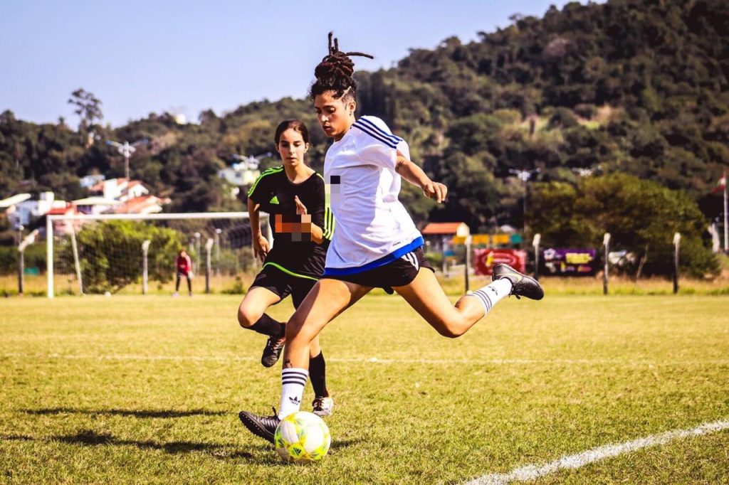 Joane Ribeiro jogando futebol