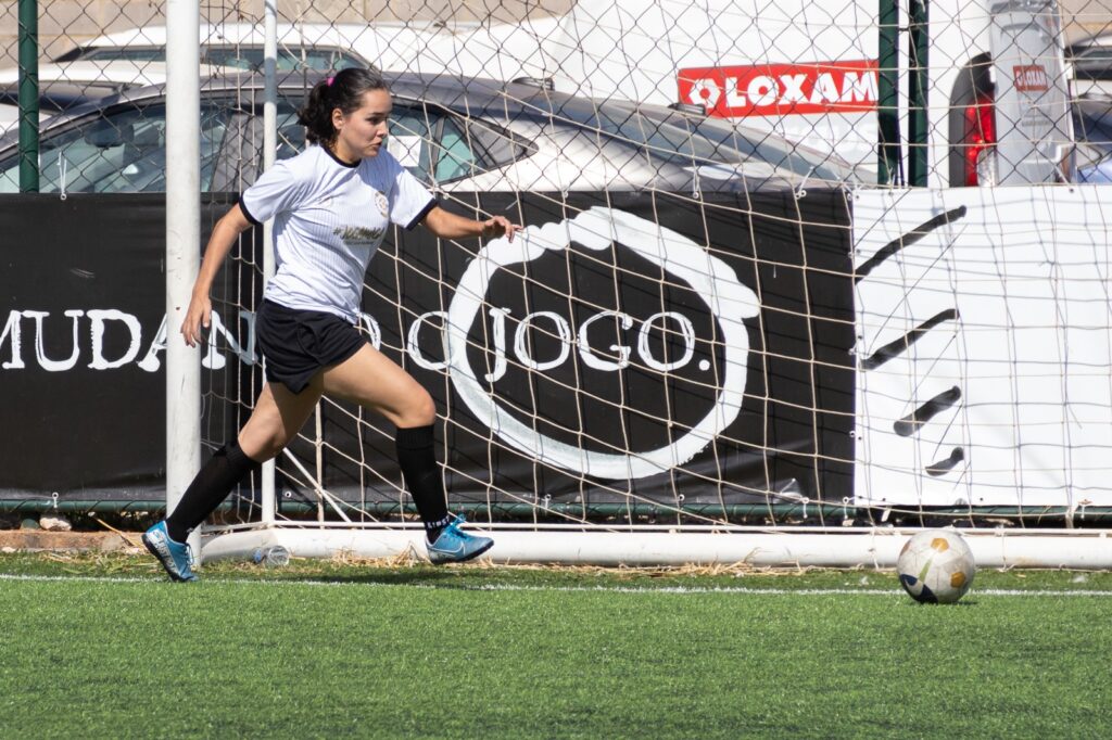 Atleta do JogaMiga, Caroline Fernandes incentiva mulheres a não se inibirem na prática do futebol